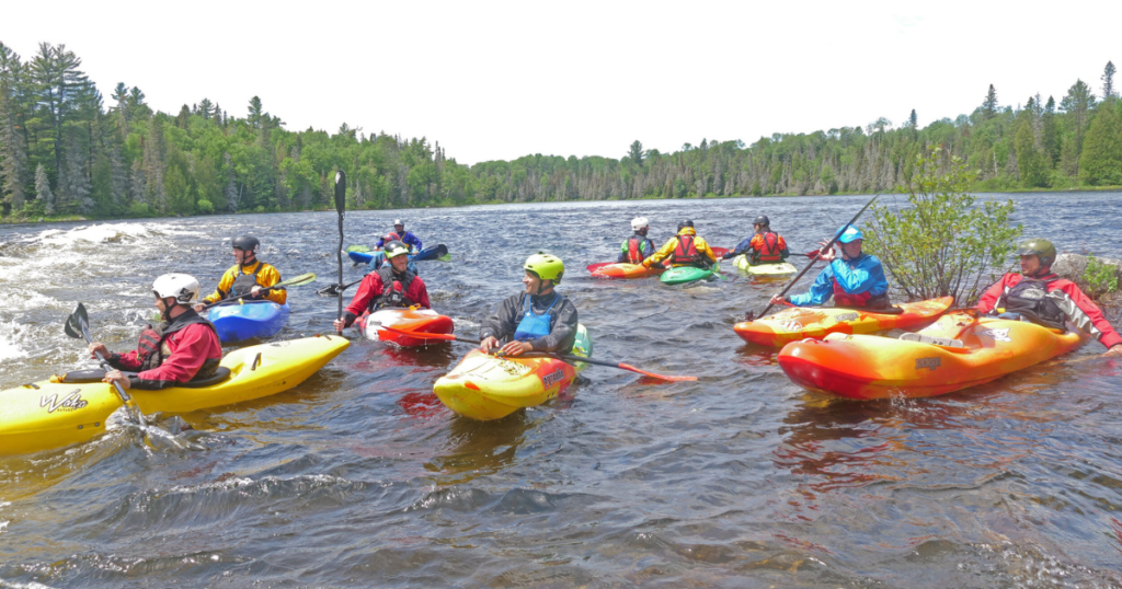 group of white water kayakers in Abitibi-Témiscamingue, Québec
