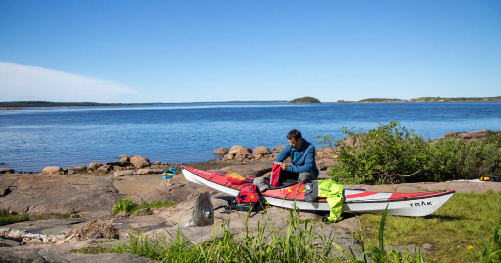 ken whiting packing up his trak 2.0 kayak in Côte-Nord, Québec