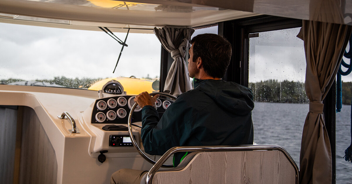 ken whiting driving le boat rideau canal