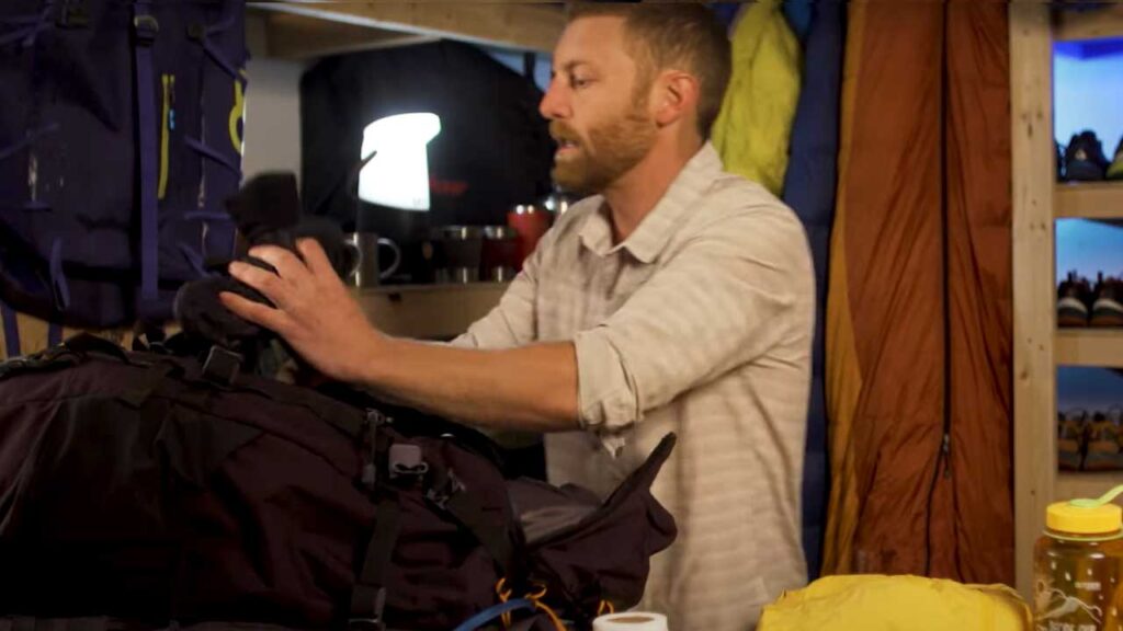 backpacking packing list tip: a top zipper is great to fill the backpack in neatly and adding clothing