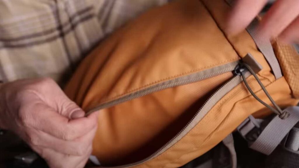 Bridger 35 straight zipper at the top makes it hard for stuff to fall out accidentally.