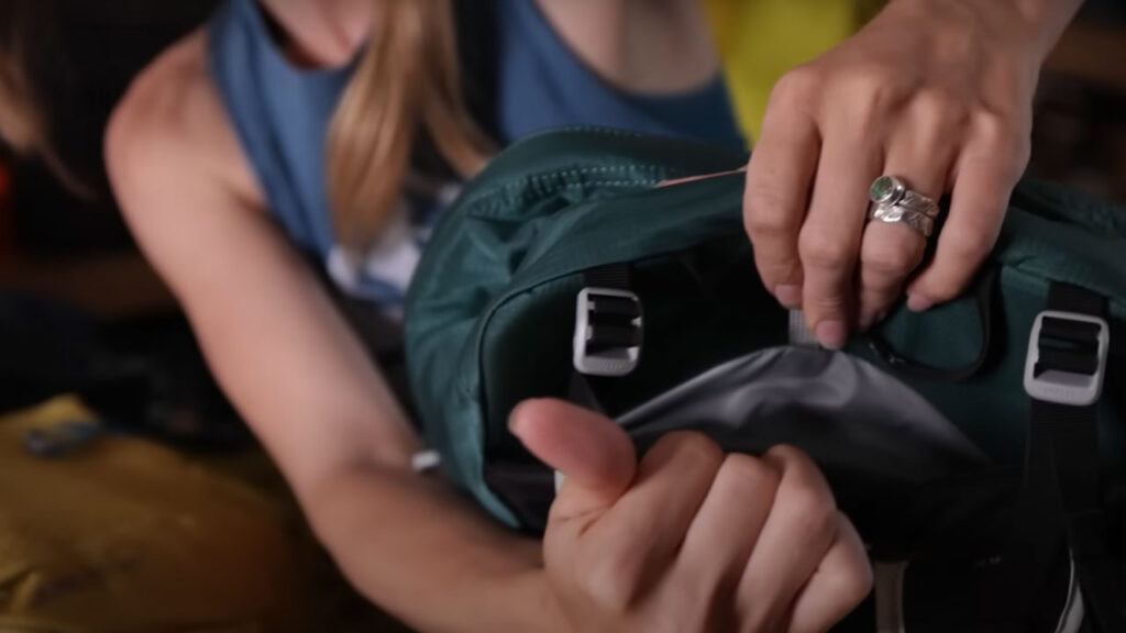 Osprey Tempest 20 vs Gregory Juno 24 vs Coulee 20 vs Osprey Sirrus 24: bladder pouch is a bit awkward in its location and size for Osprey Tempest 20.