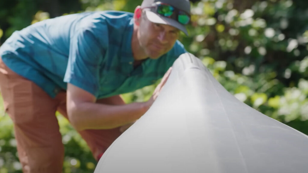 The Decathlon Itiwit has a V-shaped hull vs the flat hull of the Sea Eagle.