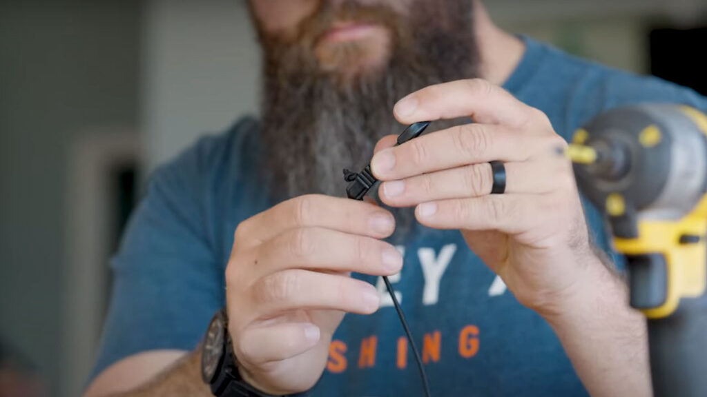 Feed the bungee through the hooks like this.