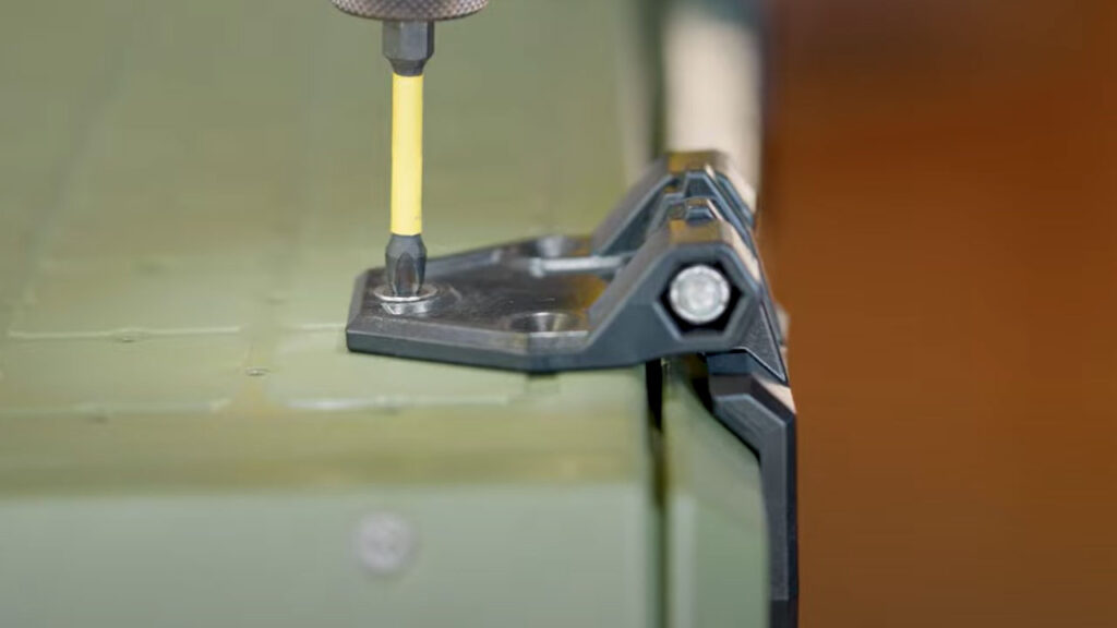 Now screw in the hinge to put the top on.