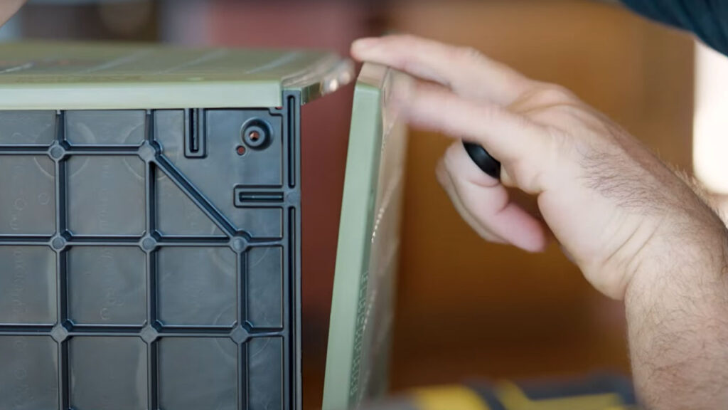 As you can see, you have to tuck the last side in before screwing.